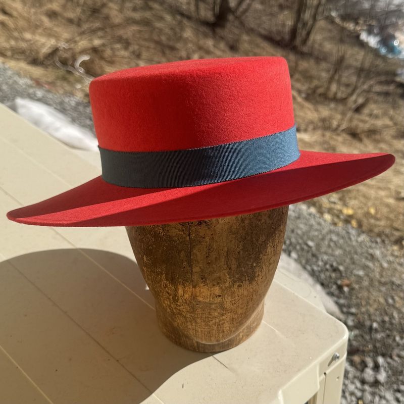 Spansk hatt rød