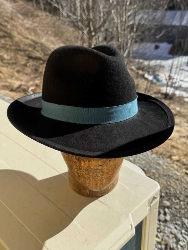 Bogart hatt svart, opp bak