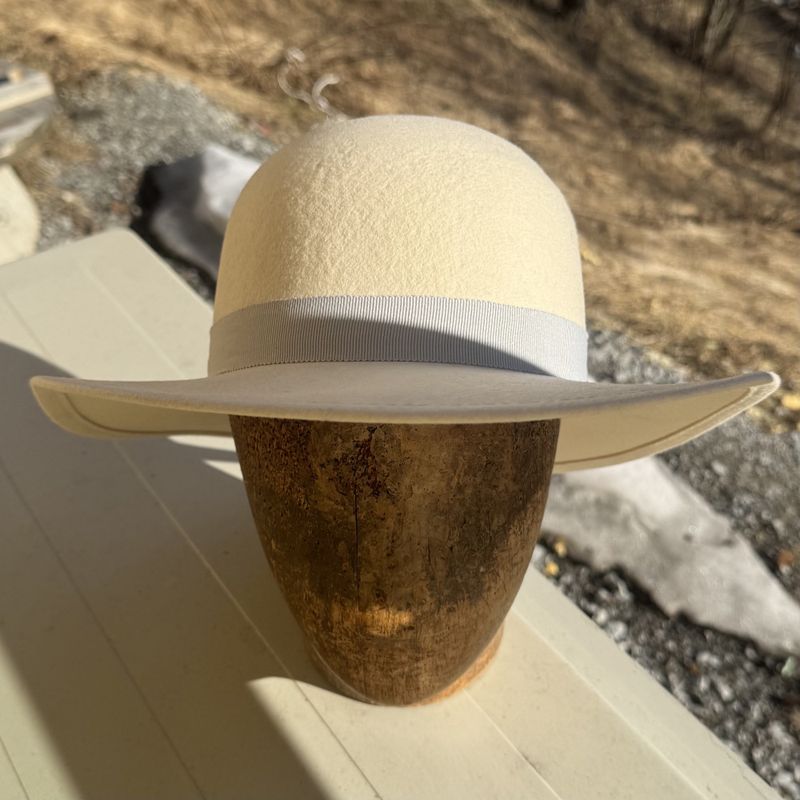 Rund pull hatt krem hvit