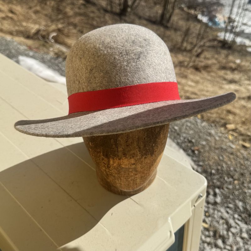 Rund pull hatt grå