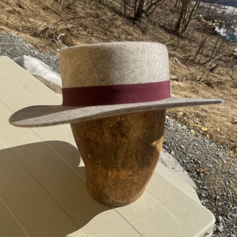 Spansk hatt grå