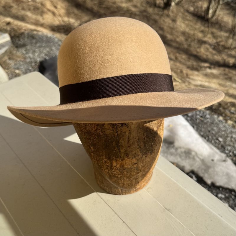 Rund pull hatt kamel