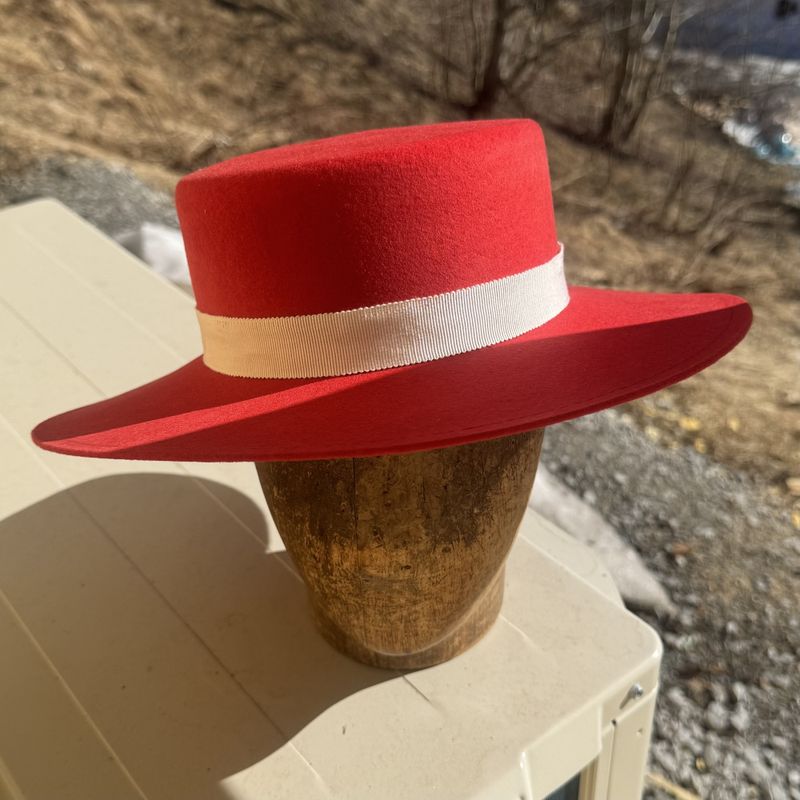 Spansk hatt rød