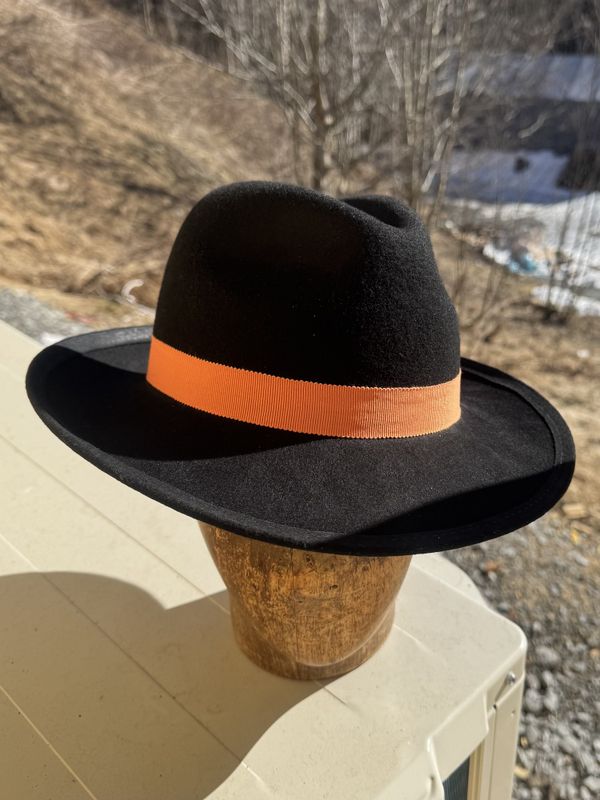 Bogart hatt svart, opp bak