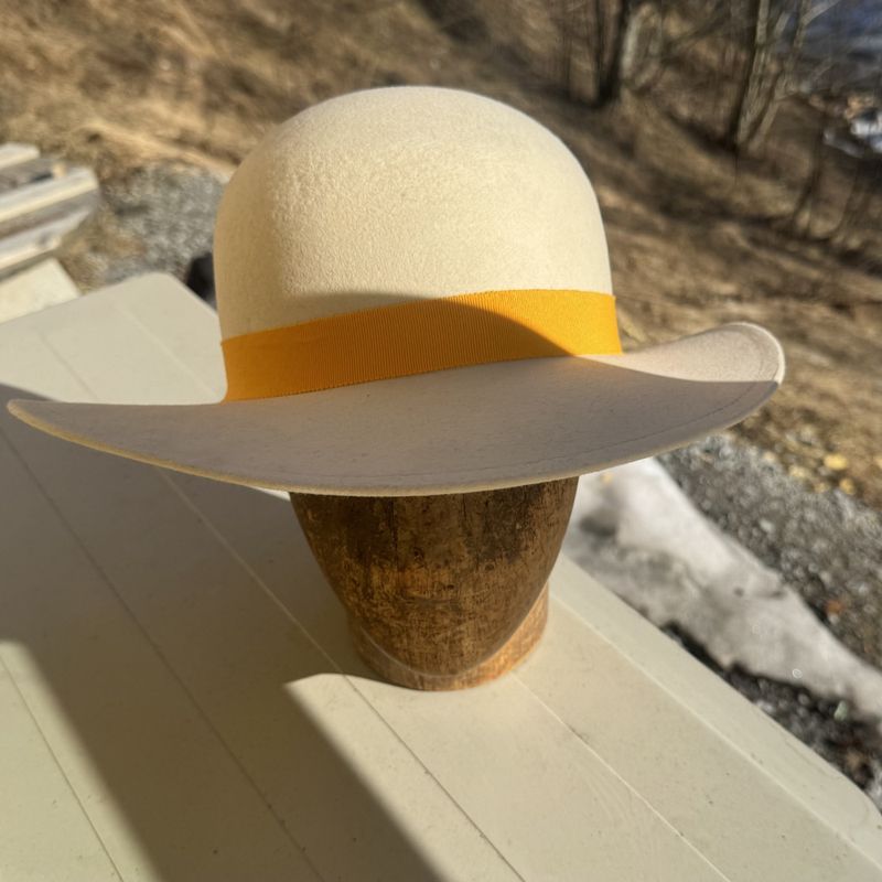 Rund pull hatt krem hvit