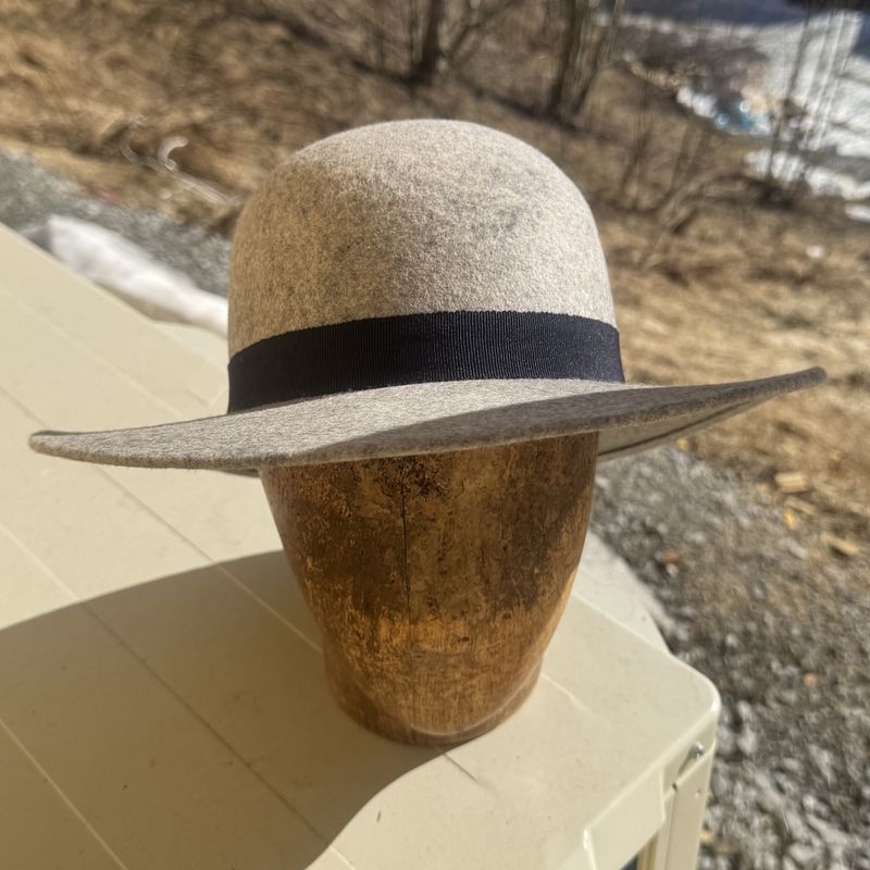 Rund pull hatt grå