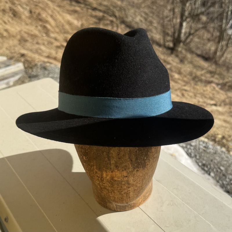 Bogart hatt svart, ned bak