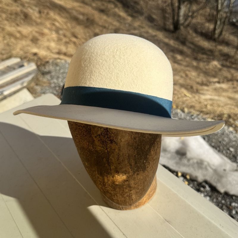 Rund pull hatt krem hvit