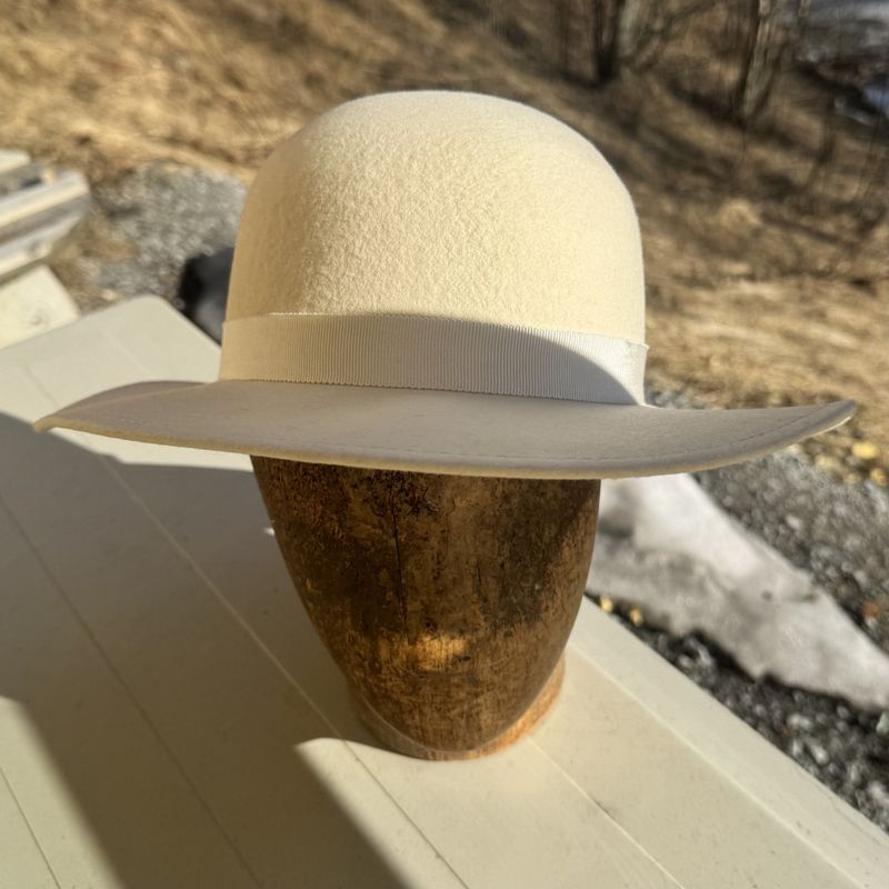 Rund pull hatt krem hvit