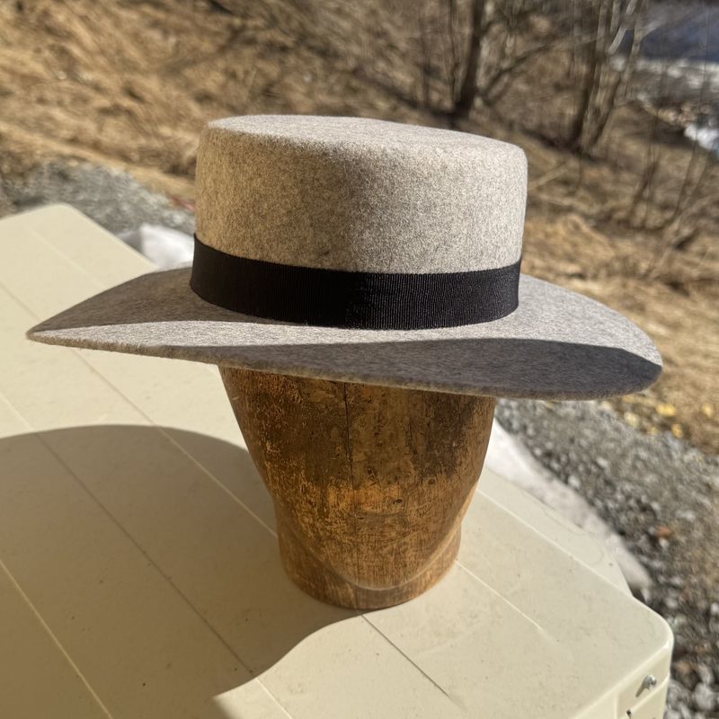 Spansk hatt grå