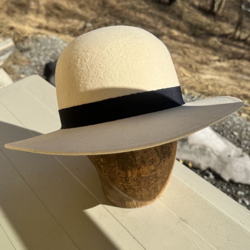 Rund pull hatt krem hvit
