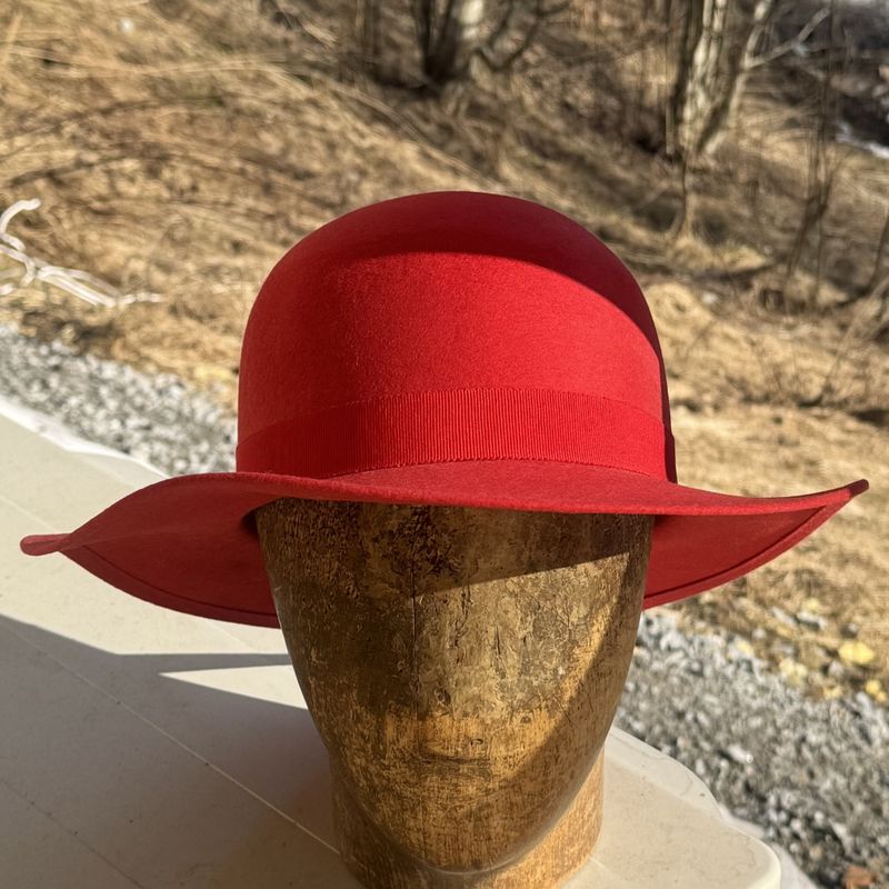 Rund pull hatt rød