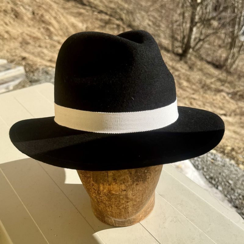 Bogart hatt svart, ned bak